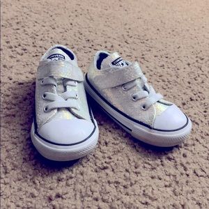 Little girls converse